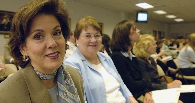 A juíza de paz Dianne Hensley, à esquerda, foi denunciada por se recusar a fazer casamentos homoafetivos. (Foto: AP/Harry Cabluck)