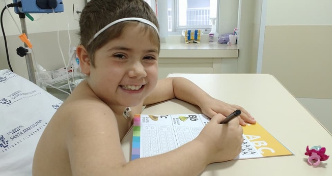 Júlia Abrame comemora sucesso de transplante de medula óssea. (Foto: Arquivo Pessoal/Adriana Abrame)