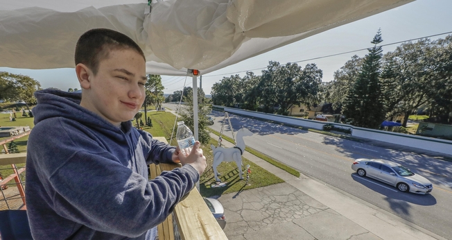 Carson Rudy, de 14 anos, arrecadou doações para uma organização cristã em uma campanha nos EUA. (Foto: Pierre Ducharme/The Ledger)