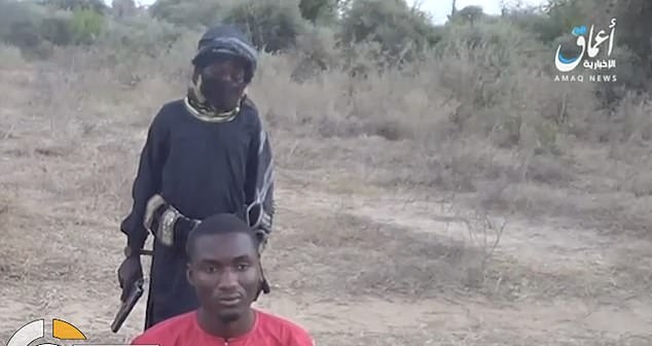 Imagens divulgadas pelo Estado Islâmico mostra uma criança de 8 anos realizando a execução de um cristão nigeriano. (Foto: SITE Intelligence Group)