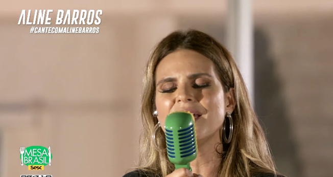 Em live no YouTube, a cantora Aline Barros arrecadou cerca de 50 toneladas de alimentos. (Foto: Reprodução/YouTube)