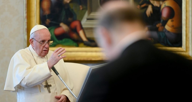 Papa Francisco em audiência transmitida pelo Vaticano em 13 de maio de 2020. (Foto: CNS/Vatican Media)
