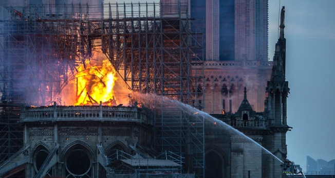 Incêndio na Catedral de Notre Dame, em abril de 2019, chamou a atenção para ataques contra igrejas na França. (Foto: Veronique de Viguerie/Getty Images)