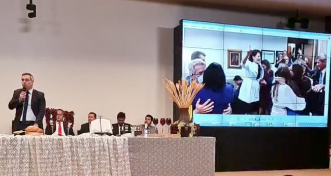 André Mendonça falou sobre a imagem de Michelle Bolsonaro orando em línguas. (Foto: Reprodução/Redes Sociais)