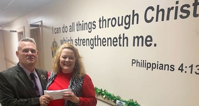 Xerife Jody Greene e o versículo de Filipenses 4:13. (Foto: Facebook/Columbus County Sheriff's Office)
