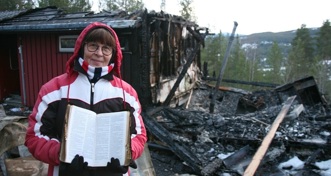 A Bíblia de Valentina Melentjeva ficou quase ilesa pelo incêndio em Kongsberg, Noruega. (Foto: Tor Tjeransen/Adventist Media Exchange)