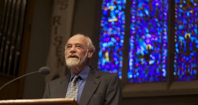 Palestra de Eugene Peterson na University Presbyterian Church em Seattle. (Foto: Clappstar/Wikimedia Commons)
