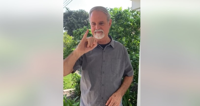 O pastor H. Bill Gipple se comunicando por Língua de Sinais. (Foto: Facebook/Holy Hands & Hearts)