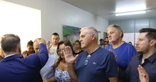 O pastor Joel Engel abençoou a posse de Lourenço Moro como prefeito de Faxinal do Soturno. (Foto: Ministério Engel)