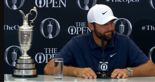 Scottie Scheffler em coletiva de imprensa após vencer o British Open. (Captura de tela/PGA Tour)
