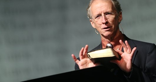 O teólogo John Piper afirma que é preciso arrancar o vício em entretenimento pela raiz. (Foto: Reprodução)