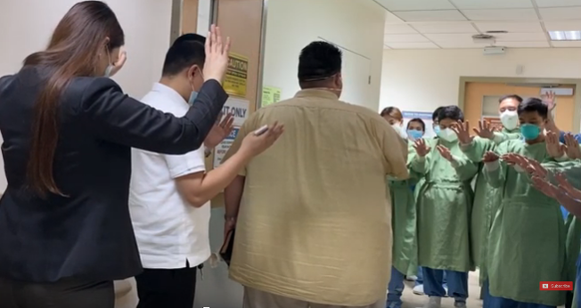 O bispo Joseph Castillo evangelizou e orou pela equipe de um hospital em Manila, nas Filipinas. (Foto: Joseph Castillo/Facebook)
