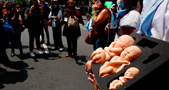 Manifestantes pró-vida em frente ao Supremo Tribunal de Justiça do México. (Foto: EFE/Carlos Ramírez)