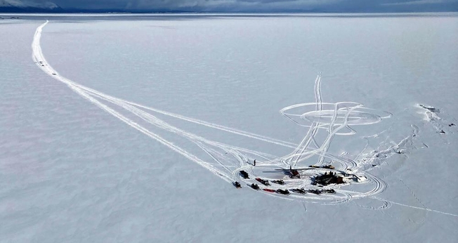 Foto das Tropas Estaduais do Alasca do local do acidente de avião. (Foto: Trooper Travis Lons/Alaska State Troopers via AP)