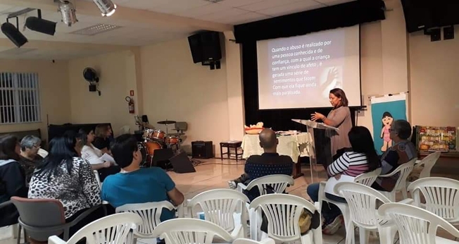 Durante o período da campanha 'Maio Laranja', o projeto "Protegendo com Amor" está passando pelas igrejas para conscientizar sobre o combate ao abuso sexual infantil. (Foto: Divulgação)