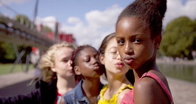 O filme "Lindinhas" exibe garotas de 11 anos em cenas nas quais dançam com movimentos sugestivos e sensuais, sendo apontado como uma exemplo de "pedofilia legalizada". (Imagem: Netflix)