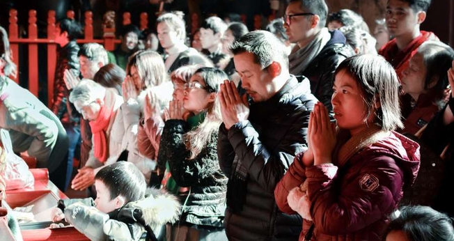 Cristãos oram em Xangai, na China. (Foto: ThewayIsee / Shutterstock)