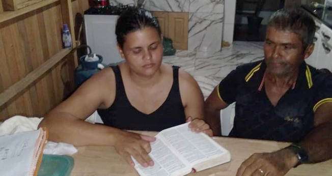 Rosa Maria lê a bíblia para o marido Alfredo Silva, de 60 anos, há 12 anos. (Foto: Reprodução/Arquivo pessoal)