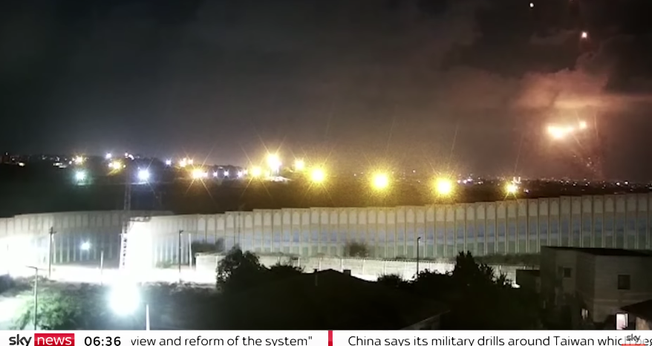 Conflito entre israelenses e grupo palestino. (Foto: Captura de tela/YouTube/Sky News)