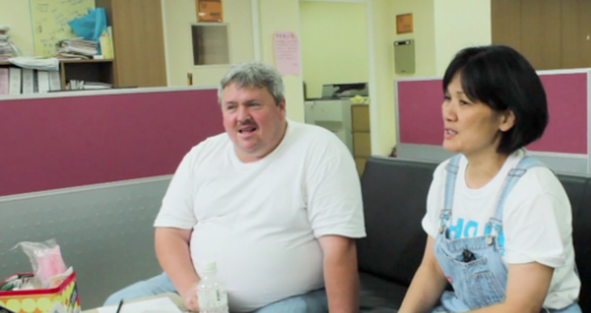 Richard e sua esposa, Jesse, se mudaram para Taiwan após sua primeira viagem. (Foto: Reprodução/CBN News)