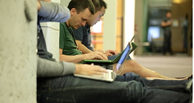 Programadores cristãos estão unindo seus conhecimentos sobre tecnologia para o Reino de Deus. (Foto: Code for the Kingdom)