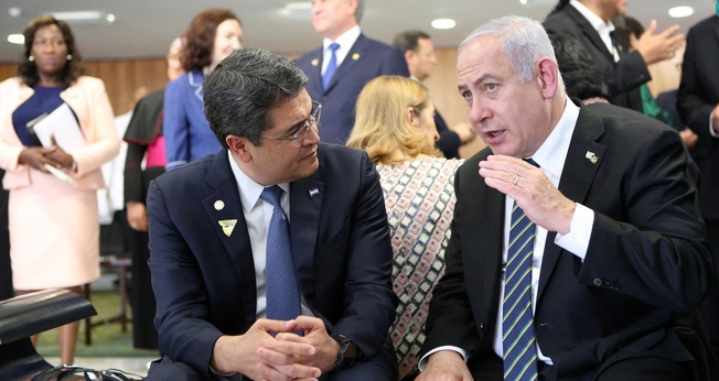 O primeiro-ministro de Israel, Benjamin Netanyahu, em conversa com o presidente de Honduras, Juan Orlando Hernández, em Brasília. (Foto: Reuters)