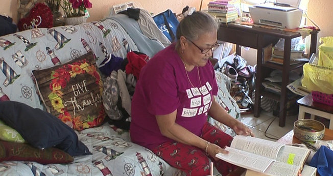 Maria Flores estava lendo a Bíblia quando sua casa foi atingida por disparos. (Foto: KSAT)