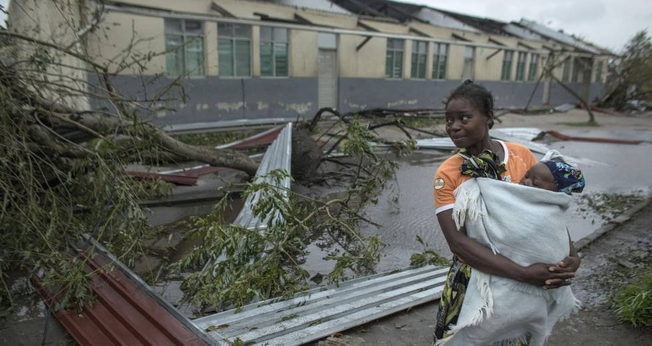 Mulher segura seu filho na cidade da Beira, devastada pelo ciclone Idai em Moçambique. (Foto: J. Estey/AP)