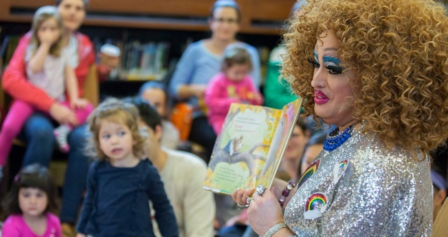 Transformista lê para as crianças durante Drag Queen Story Time na Biblioteca Pública do Brooklyn, em Nova York. (Foto: AP Photo)