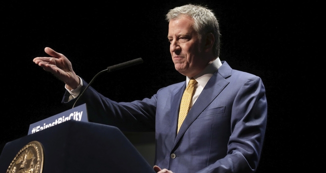 Prefeito de Nova York, Bill de Blasio, ameaçou fechar igrejas permanentemente se não houver suspensão dos cultos. (Foto: AP Photo/Seth Wenig)