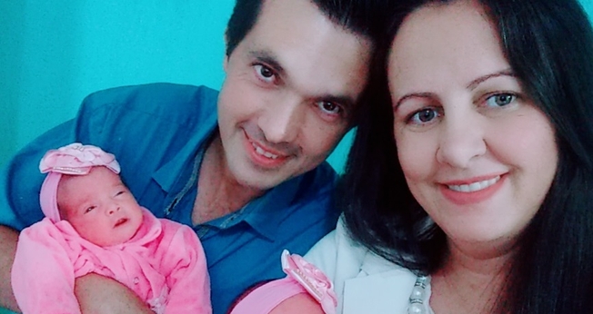 Geisislaine e Isaac celebram o nascimento das filhas após 19 anos de tentativas. (Foto: Arquivo pessoal)