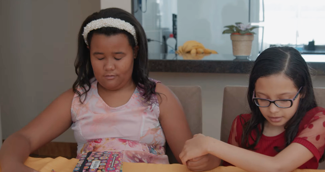 Isabela Melo e Gabriela Souza, ambas de 9 anos, durante estudo bíblico. (Foto: YouTube/Adventistas Sudeste)