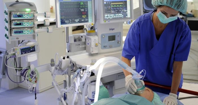 Imagem ilustrativa de enfermeira tratando paciente em hospital. (Foto: Picture-alliance/dpa/M. Becker)