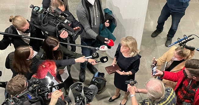 Päivi Räsänen fala com a imprensa após julgamento. (Foto: ADF International)