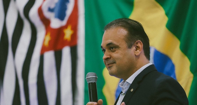 O pastor e deputado Roberto de Lucena fala em defesa das liberdades. (Foto: Roberto de Lucena)