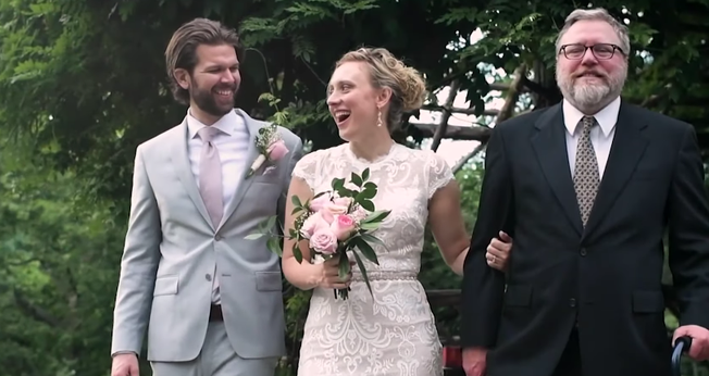 Doug Zirkle levou a filha ao altar em seu casamento. (Foto: Captura de Tela/YouTube/The 700 Club)