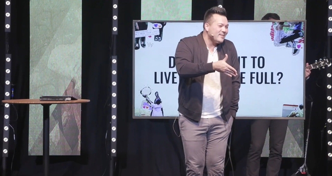 Pastor Aaron Tredway. (Foto: Captura de tela/YouTube Fellowship City Church)