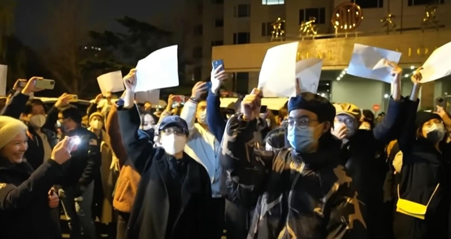 Chineses protestam contra o “Livro Branco”. (Captura de tela: YouTube/CBC News/ The National)
