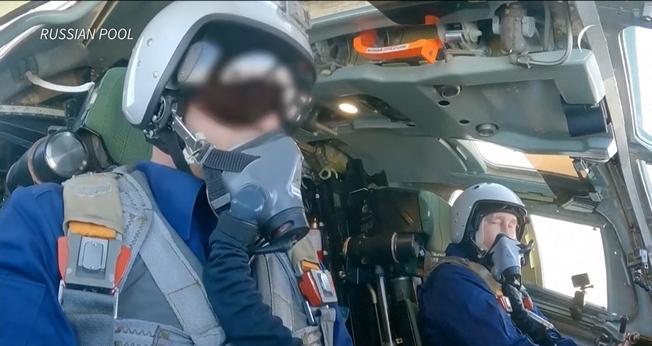 Vladimir Putin durante voo em bombardeio nuclear. (Captura de tela: YouTube/AFP Português)