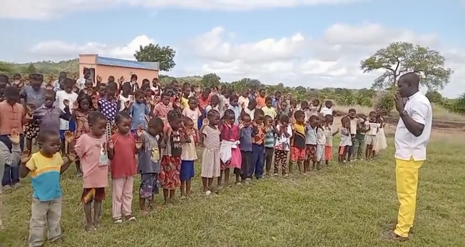 Culto com crianças do Projeto Umodzi Cateme, em Moçambique. (Foto: Projeto Umodzi)