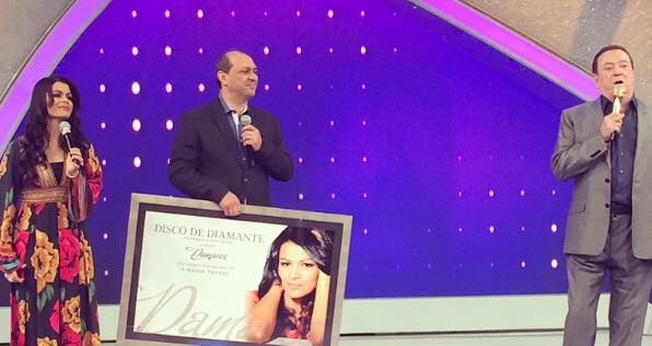 Damares recebe Disco de Diamante no programa Raul Gil