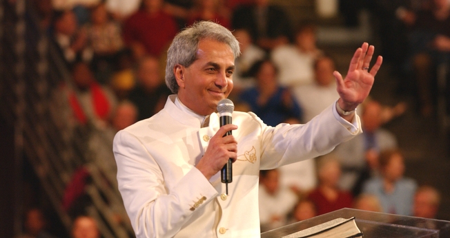 Benny Hinn, um dos pregadores mais conhecidos mundialmente, durante um de seus sermões.