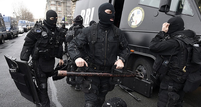 Polícia francesa preparada para invadir o cativeiro