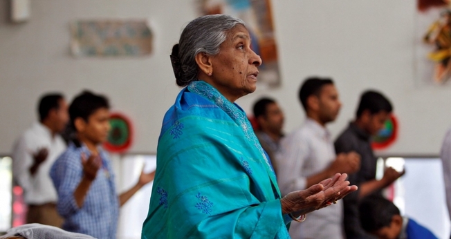Cristãos durante orações em uma igreja na cidade de Ahmedabad, na Índia. (Reuters/Amit Dave)
