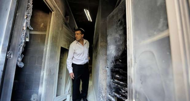 Judeu analisa estrago causado por incêndio em seminário ortodoxo grego, em Jerusalém