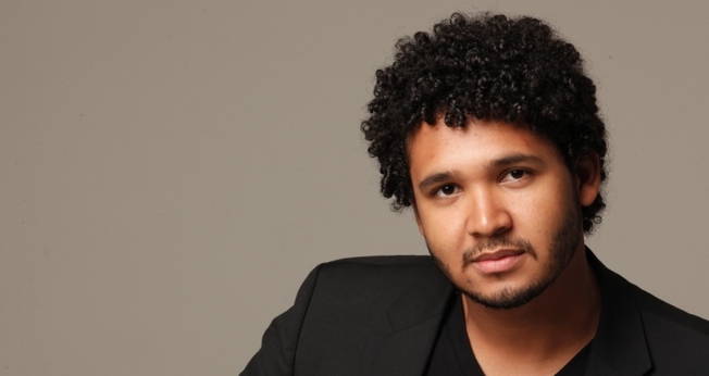 Israel Salazar é integrante do Ministério Diante do Trono e agora está trabalhando no lançamento de seu primeiro CD solo, "Jesus".
