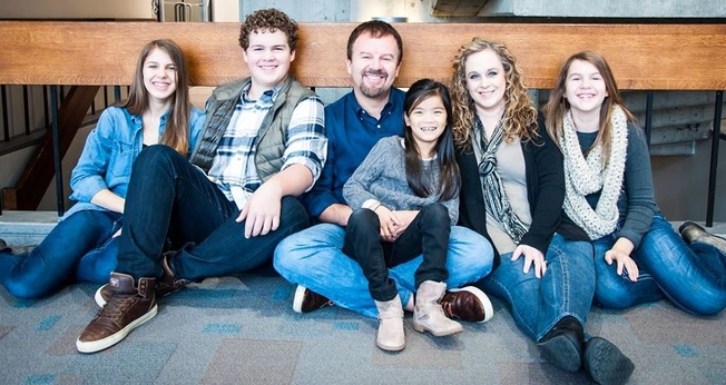 Mark Hall é líder da banda Casting Crowns, com grande projeção no cenário da música gospel internacional. É casado e tem quatro filhos.