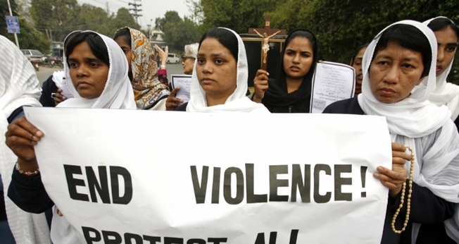 Mulheres paquistanesas reivindicam mais segurança às igrejas. (Foto: Reuters)