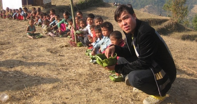 Pastor Lazrus Rasaily é nepalês e atua como missionário em seu país, dando assistência a crianças em situação de risco.