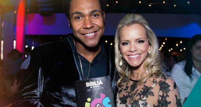 Thalles com a esposa e a Bíblia